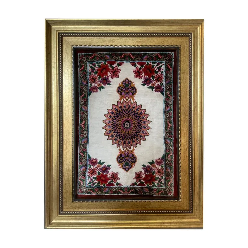 تابلو فرش دستباف مدل کف ساده ی ترنج دار تمام ابریشم